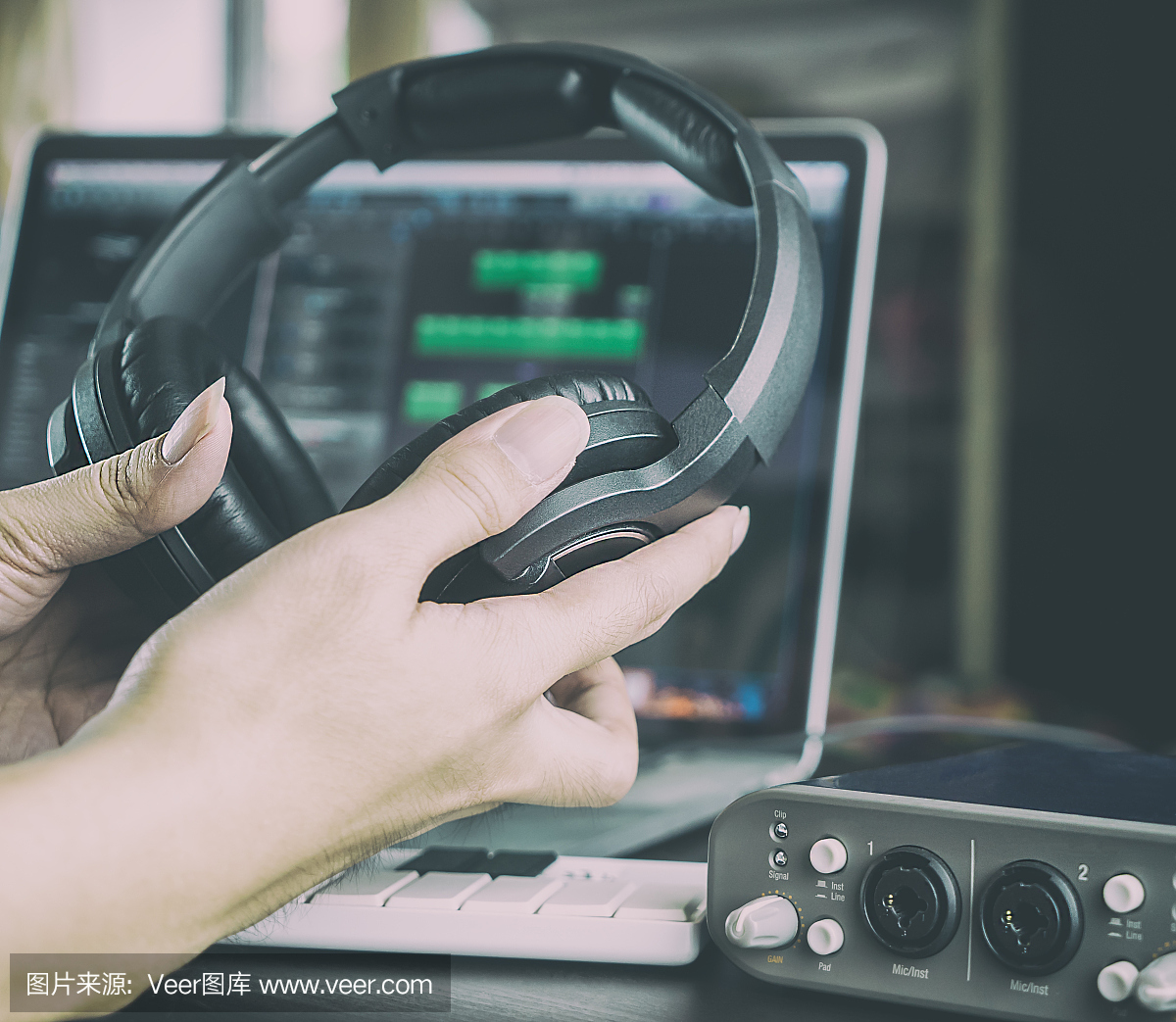 在錄音室工作的錄音師戴著耳機。