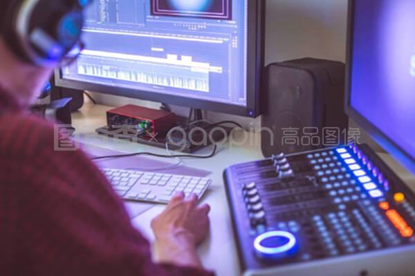 專業(yè)的剪輯室,用于視頻編輯和視頻制作顯示器和聲音混合臺