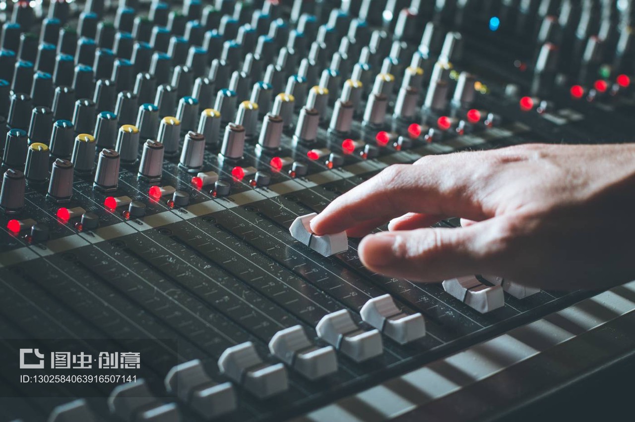 錄音室調音臺:專業(yè)音樂制作