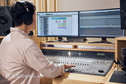 錄音棚調(diào)控室男性調(diào)音師